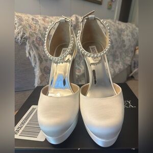 Badgley Mischka Women’s Felixa High Heel Pumps